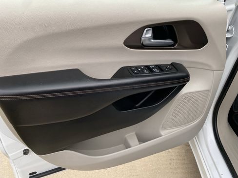 Used 2017 Chrysler Pacifica Touring-L image 11