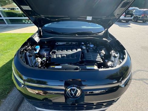 New 2025 Volkswagen Tiguan SE image 25