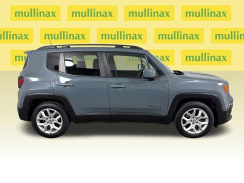 Used 2018 Jeep Renegade Latitude FWD image 2