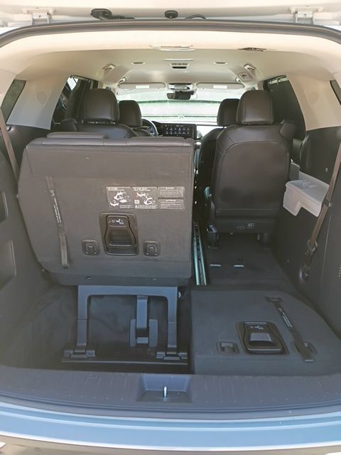 Used 2024 Kia Carnival EX FWD image 30