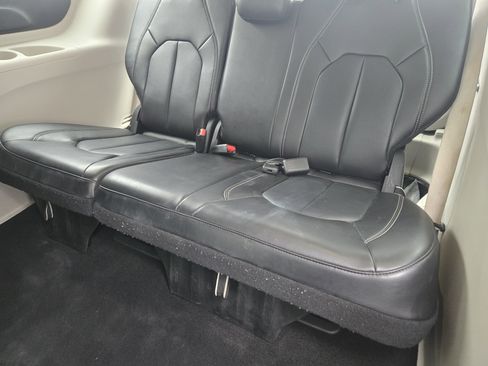 Used 2024 Chrysler Pacifica Select image 34