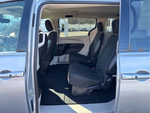 Used 2023 Chrysler Voyager LX image 12