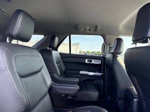 Used 2024 Ford Explorer XLT w/ Equipment Group 202A AWD/4WD image 17