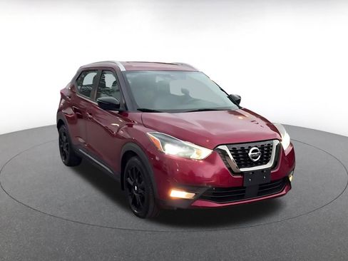 Used 2020 Nissan Kicks SR w/ SR Premium Package FWD image 3