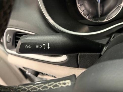 Used 2024 Chrysler Pacifica Touring-L FWD image 15