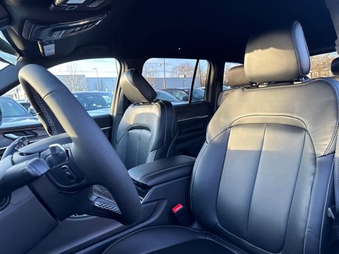 New 2025 Jeep Grand Cherokee Limited w/ Black Appearance Package image 13