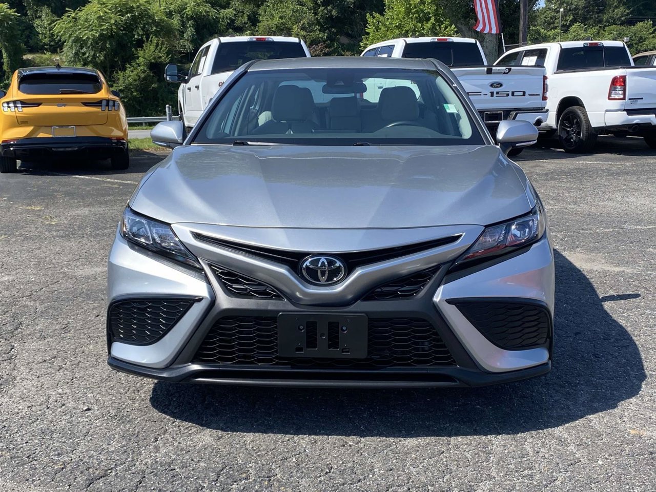 Used 2024 Toyota Camry SE FWD image 2