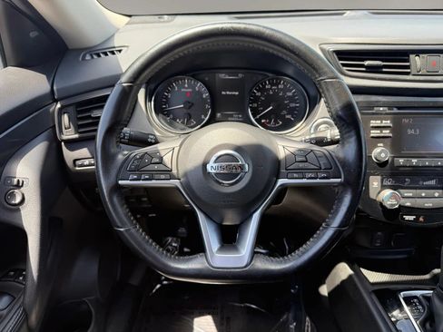 Used 2017 Nissan Rogue SV AWD/4WD image 19
