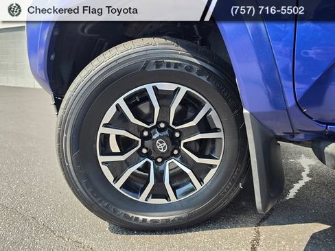 Used 2022 Toyota Tacoma TRD Sport w/ TRD Premium Sport Package AWD/4WD image 9