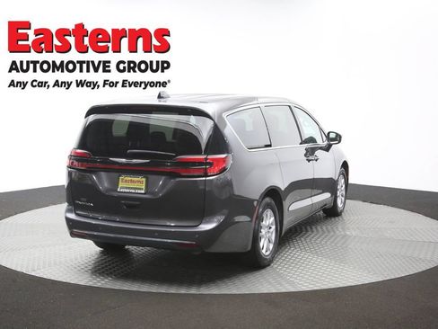 Used 2023 Chrysler Pacifica Touring-L FWD image 41