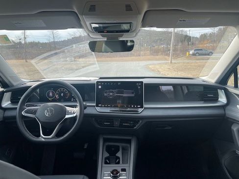 New 2025 Volkswagen Tiguan SE image 11