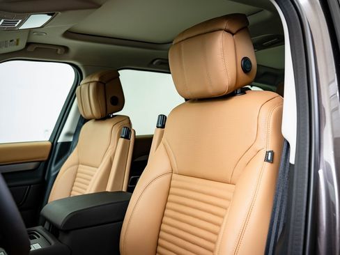 New 2026 Land Rover Discovery Limited Edition image 19