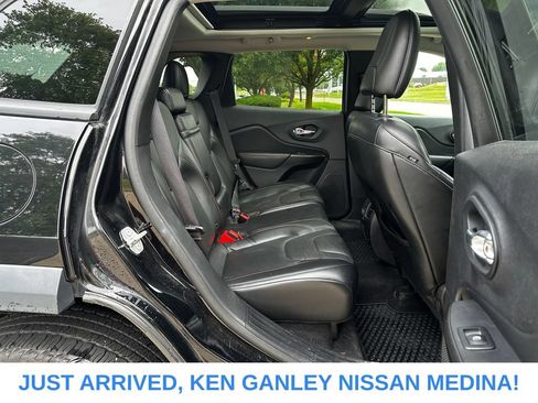 Used 2019 Jeep Cherokee Trailhawk AWD/4WD image 19