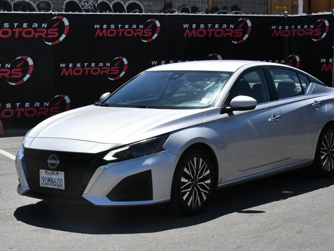 Used 2023 Nissan Altima 2.5 SV FWD image 3