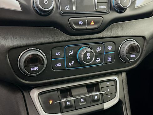 Used 2024 GMC Terrain SLT image 23