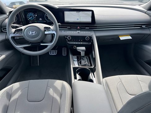 Used 2025 Hyundai Elantra SEL image 22