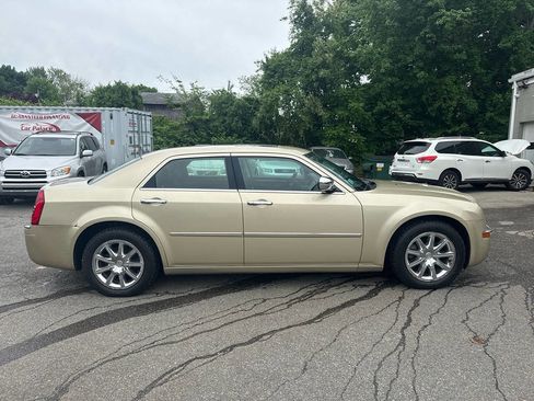 Used 2010 Chrysler 300 Limited RWD image 9
