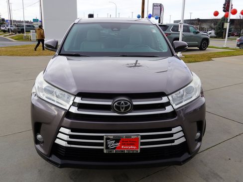 Used 2019 Toyota Highlander XLE image 3