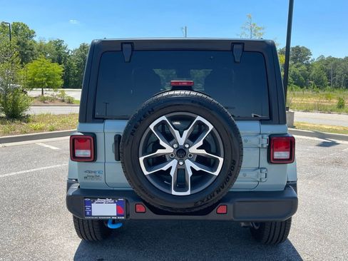 Used 2024 Jeep Wrangler Unlimited w/ Convenience Group AWD/4WD image 19