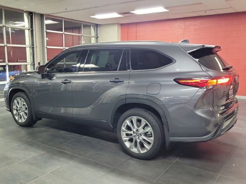 Used 2023 Toyota Highlander Limited image 4