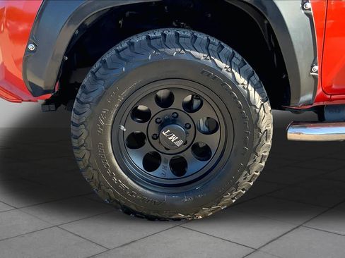 Used 2017 Toyota Tacoma TRD Sport w/ Tow Package (A/T) AWD/4WD image 11