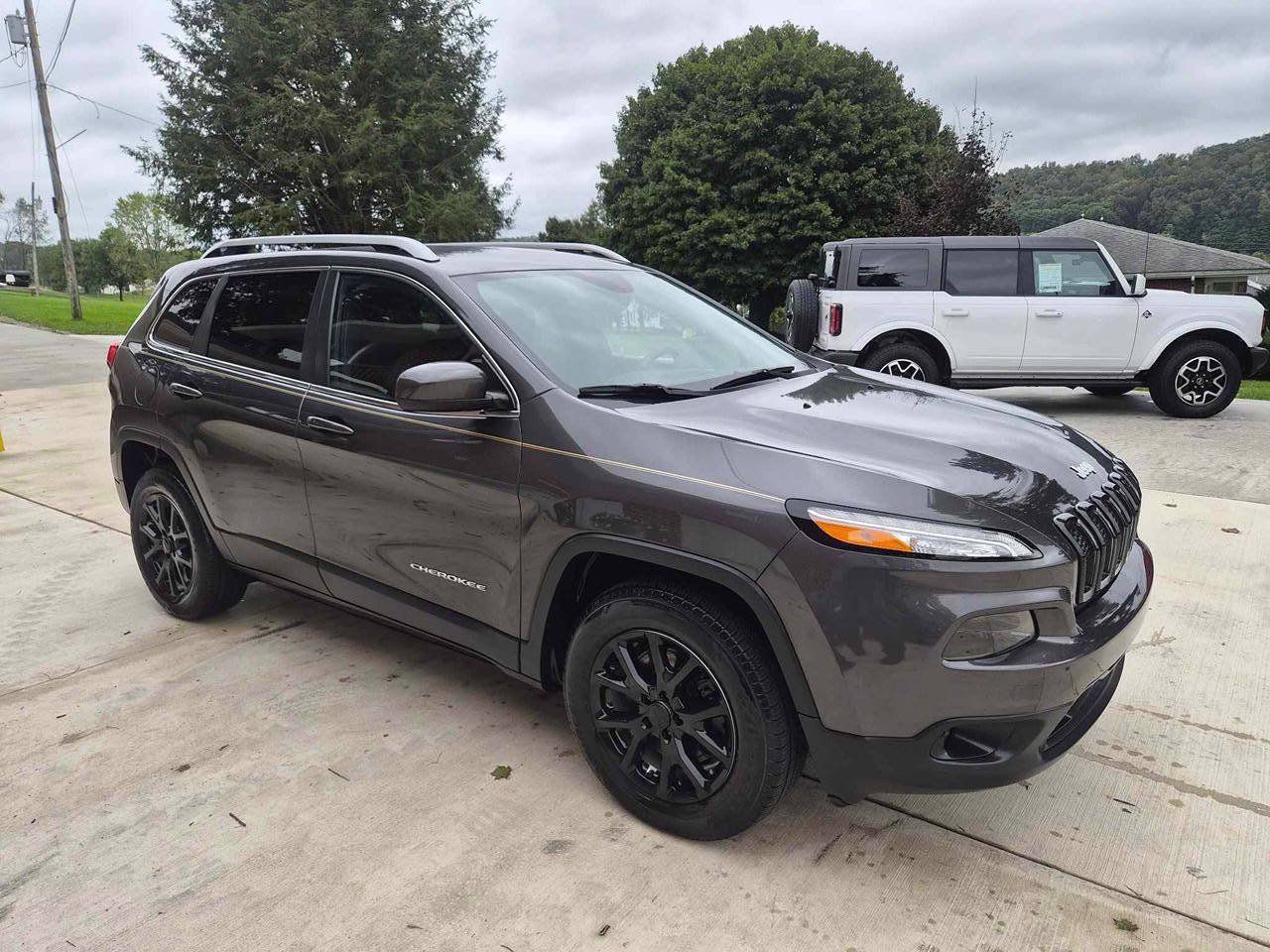 Used 2016 Jeep Cherokee Latitude w/ Comfort/Convenience Group AWD/4WD image 3