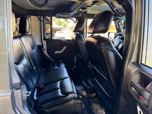 Used 2014 Jeep Wrangler Unlimited Sahara AWD/4WD image 11