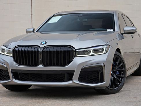 Used 2022 BMW 740i w/ M Sport Package RWD image 3