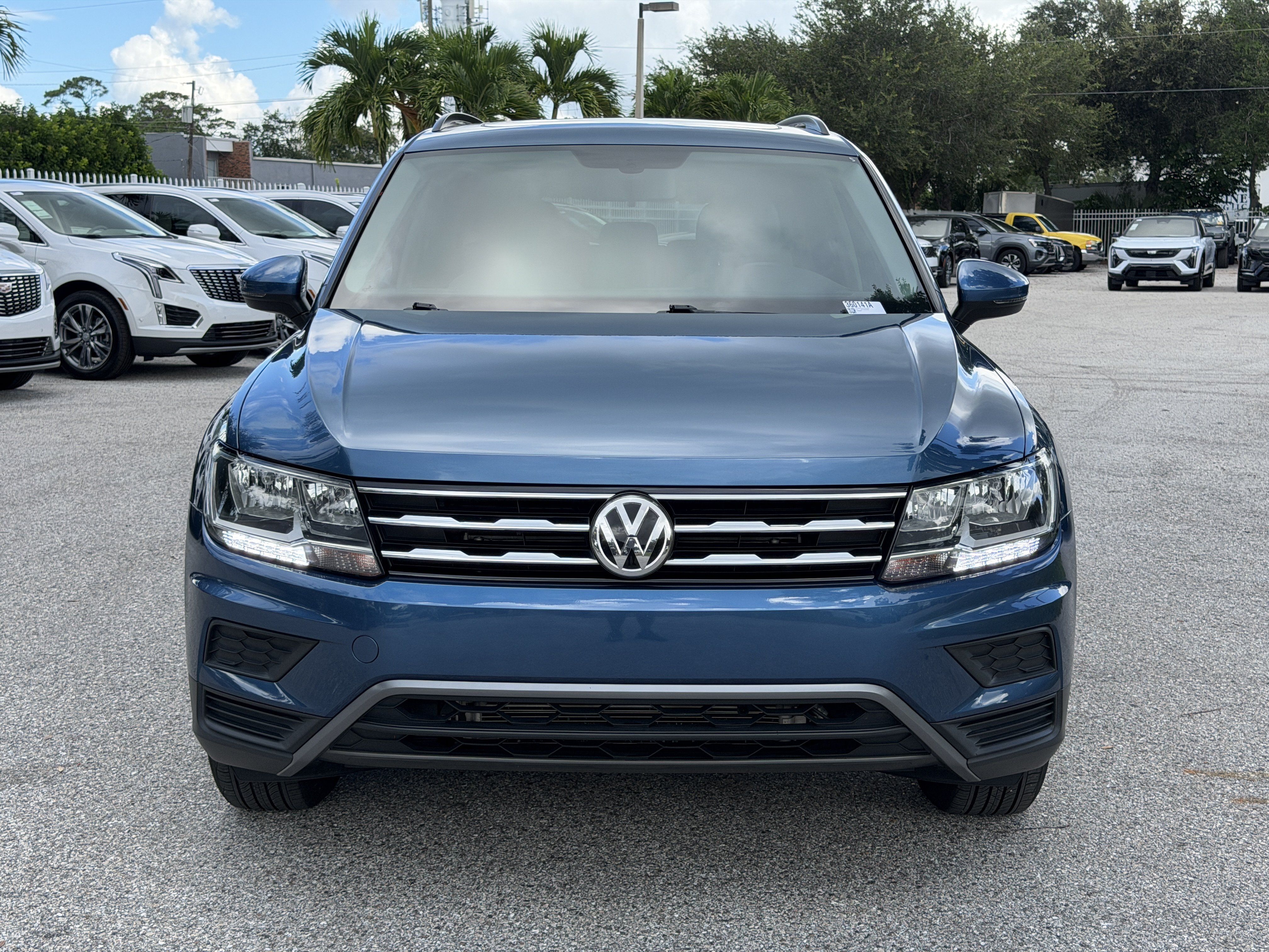 Used 2019 Volkswagen Tiguan SE w/ Panoramic Sunroof Package FWD image 2