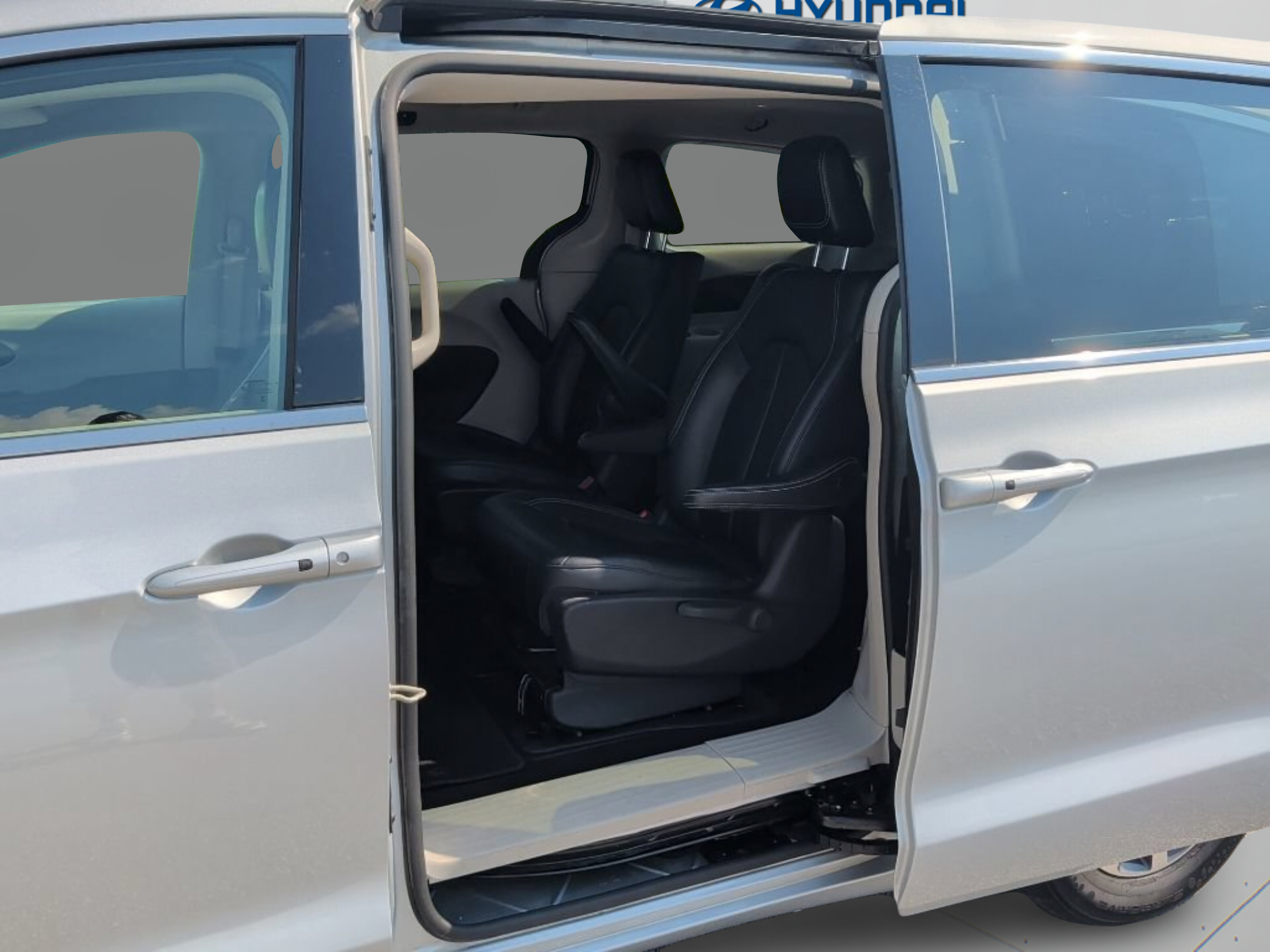 Used 2024 Chrysler Pacifica Limited FWD image 47