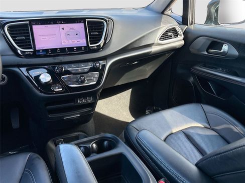 Used 2025 Chrysler Pacifica Select FWD image 25