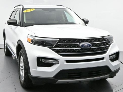 Used 2023 Ford Explorer XLT w/ Equipment Group 202A AWD/4WD image 2