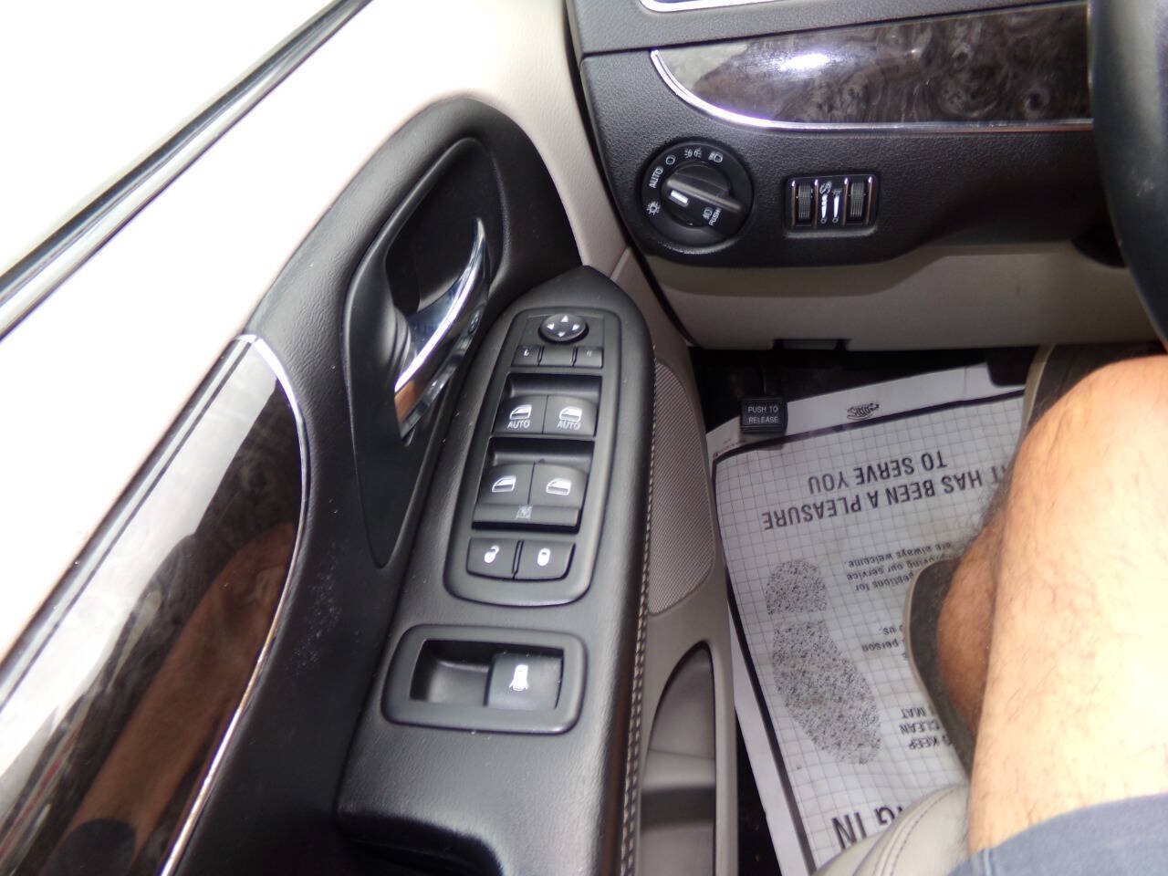 Used 2013 Chrysler Town & Country Touring FWD image 54