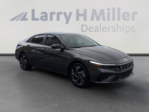 Used 2025 Hyundai Elantra SEL FWD image 7