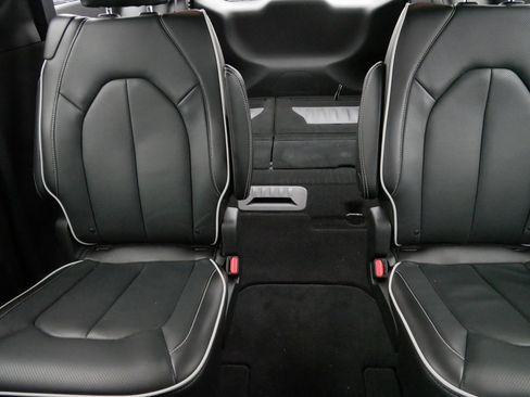 Used 2024 Chrysler Pacifica Limited w/ S Appearance Package image 13