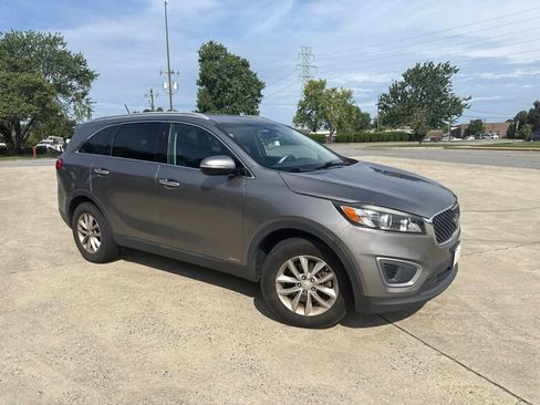 Used 2017 Kia Sorento AWD image 4