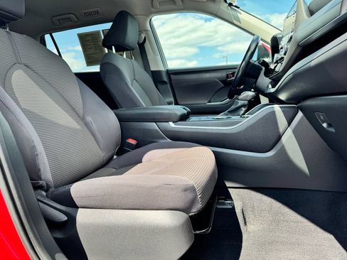Used 2020 Toyota Highlander LE AWD/4WD image 10