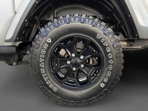 Used 2022 Jeep Gladiator Willys image 15