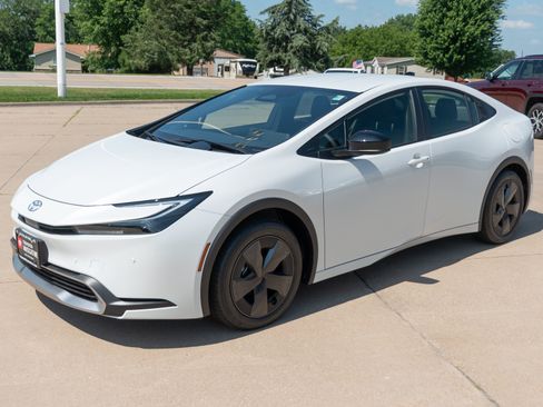 New 2026 Toyota Prius Plug-In Hybrid FWD image 4