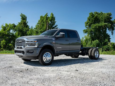 New 2026 RAM 4500 4x4 Crew Cab DRW w/ Laramie Trim Package image 3