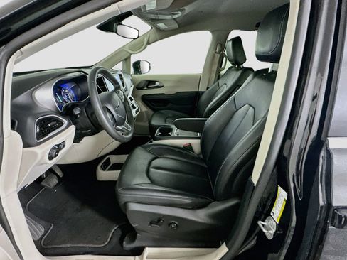 Used 2024 Chrysler Pacifica Touring-L FWD image 13