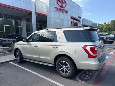 Used 2018 Ford Expedition XLT w/ Equipment Group 202A RWD image 5