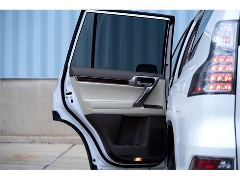 Used 2018 Lexus GX 460 Premium w/ Premium Package image 35