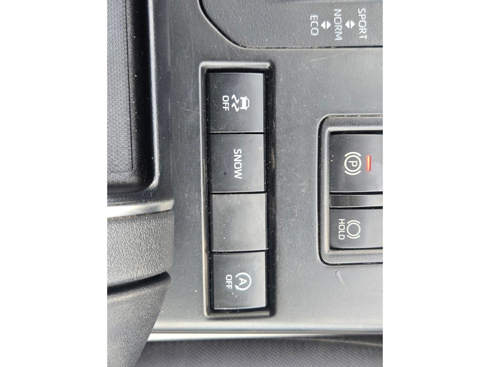 Used 2021 Toyota Highlander LE FWD image 30