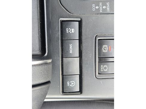 Used 2021 Toyota Highlander LE FWD image 30