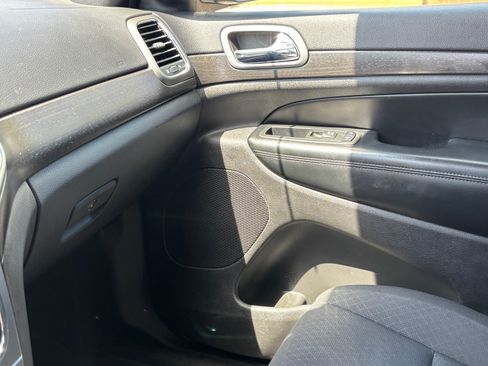 Used 2018 Jeep Grand Cherokee Laredo AWD/4WD image 19
