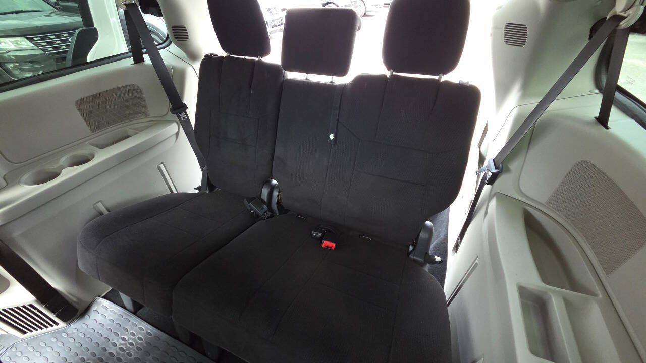 Used 2011 Chrysler Town & Country Touring FWD image 35
