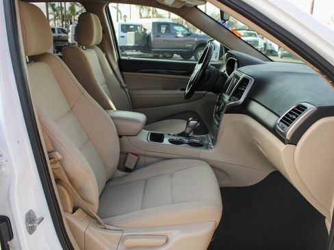 Used 2020 Jeep Grand Cherokee Laredo image 36