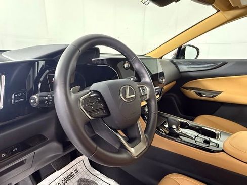 Used 2025 Lexus NX 250 FWD w/ Towing Package (2000 Lbs) image 18