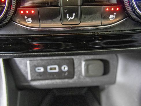Used 2022 Buick Encore GX Essence w/ Experience Buick Package AWD/4WD image 9